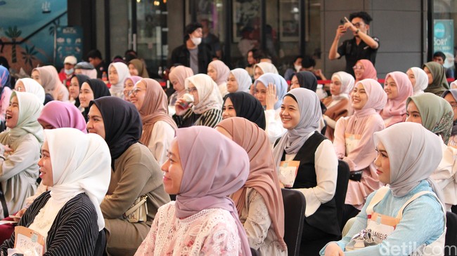 Emeron Hijab Hunt 2023 mencari content creator Muslimah yang kreatif dan berani berekspresi di sosial media. Hadiah juara pertama akan mendapatkan Mobil Hyundai Stargazer Active MT dan umroh gratis. Audisi Emeron Hijab Hunt 2023 di Jabodetabek yang digelar di Summarecon Mall Bekasi diikuti 100 orang peserta, yang kemudian diseleksi menjadi 20 peserta. Foto: Dok. @hijabhunt.
