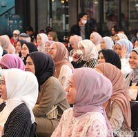 Emeron Hijab Hunt 2023 mencari content creator Muslimah yang kreatif dan berani berekspresi di sosial media. Hadiah juara pertama akan mendapatkan Mobil Hyundai Stargazer Active MT dan umroh gratis. Audisi Emeron Hijab Hunt 2023 di Jabodetabek yang digelar di Summarecon Mall Bekasi diikuti 100 orang peserta, yang kemudian diseleksi menjadi 20 peserta. Foto: Dok. @hijabhunt.
