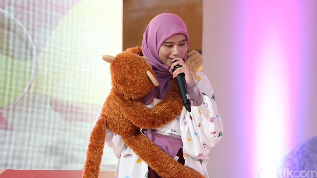 Salah satu peserta yang masuk di 20 besar audisi Emeron Hijab Hunt 2023 wilayah Jabodetabek adalah Rizki Amaliah yang mengunggah konten tentang teknik public speaking. Dia memberikan kiat-kiat untuk menjadi pembawa acara dan moderator di akun media sosialnya. Selain itu satu peserta yang unik dalam audisi Emeron Hijab Hunt adalah Eli Susanti. Dia adalah seorang ventriloquist, melalui seni suara perut atau sulap suara. Ventriloquism adalah seni berbicara tanpa menggerakkan bibir biasanya menggunakan medianya adalah boneka. Dia membuat konten hiburan bersama boneka yang diberi nama Jojo.  Foto: Dok. @hijabhunt.