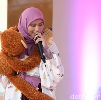 Salah satu peserta yang masuk di 20 besar audisi Emeron Hijab Hunt 2023 wilayah Jabodetabek adalah Rizki Amaliah yang mengunggah konten tentang teknik public speaking. Dia memberikan kiat-kiat untuk menjadi pembawa acara dan moderator di akun media sosialnya. Selain itu satu peserta yang unik dalam audisi Emeron Hijab Hunt adalah Eli Susanti. Dia adalah seorang ventriloquist, melalui seni suara perut atau sulap suara. Ventriloquism adalah seni berbicara tanpa menggerakkan bibir biasanya menggunakan medianya adalah boneka. Dia membuat konten hiburan bersama boneka yang diberi nama Jojo.  Foto: Dok. @hijabhunt.
