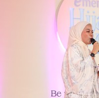 Selanjutnya adalah Simran Ranadhia atau akrab disapa Simi, membawakan konten tentang traveling dan mencicipi berbagai jajanan khas di daerah tertentu.”Kalau aku sendiri tidak spesifik untuk konten makan dan jalan-jalan. Aku di video lainnya tentang a day in my life,” tuturnya. Simi mengaku sehari-hari sedang aktif kuliah dokter umum di dua negara, yaitu Indonesia di Unpad dan Universitas Kebangsaan Malaysia. “Kalau aku sendiri karena hobi ini merasa ini adalah bagian dari aku. Aku sudah menjadi konten kreator sejak SMA. Sekolah kedokteran tidurnya normal kalau lagi renggang waktunya buat konten,” jelas Simi. Peserta selanjutnya ada Immas Yuli Andani yang membagikan konten tentang memberikan energi positif. Foto: Dok. @hijabhunt.