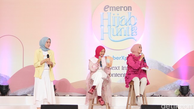 Lanjut ke peserta lainnya yang terpilih, Erika Nur Rizki Septian yang sehari-hari membuat konten untuk akun media sosial dan perusahaan tempat dia bekerja.”Saya mengisi di social media Instagram dan Facebook di perusahaan di Kota Bogor. Kalau Instagram tentang jalan-jalan, kalau Facebook aku sebagai voice over,” ujarnya. Ada juga Astiowati Hanifah yang membuat video tentang rekomendasi hotel murah. “Sebelumnya aku buat konten mengambil footage-footage dan baru-baru ini kayaknya seru membuat penginapan murah tapi gak murahan,” tambahnya. Foto: Dok. @hijabhunt.