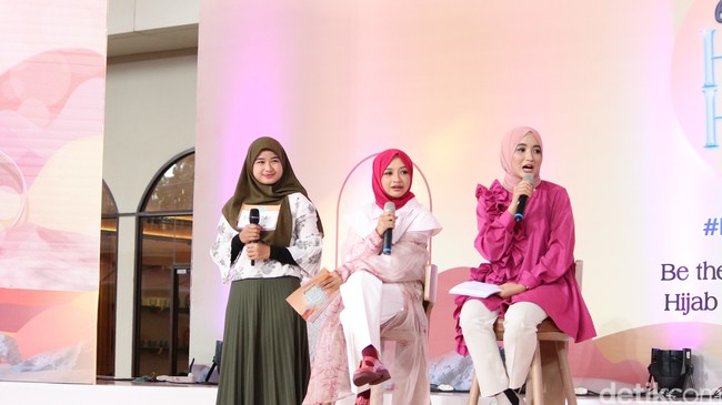 Selanjutnya ada Nanda Yurani yang merupakan seorang guru membuat konten tentang kegiatannya sehari-hari di sekolah.“Saya terinspirasi dari guru lanjut usia dan tidak kreatif dengan saya mengikuti Hijab Hunt aku mau menginspirasi untuk terus kreatif dan aktif. Hijab bukan halangan, cara yang paling efektif itu melalui social media dan Hijab Hunt,” kata Nanda. Dia mengaku membedakan waktu pada saat membuat konten dan sedang mengajar di sekolah. Foto: Dok. @hijabhunt.