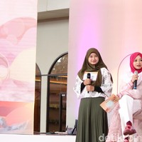 Selanjutnya ada Nanda Yurani yang merupakan seorang guru membuat konten tentang kegiatannya sehari-hari di sekolah.“Saya terinspirasi dari guru lanjut usia dan tidak kreatif dengan saya mengikuti Hijab Hunt aku mau menginspirasi untuk terus kreatif dan aktif. Hijab bukan halangan, cara yang paling efektif itu melalui social media dan Hijab Hunt,” kata Nanda. Dia mengaku membedakan waktu pada saat membuat konten dan sedang mengajar di sekolah. Foto: Dok. @hijabhunt.