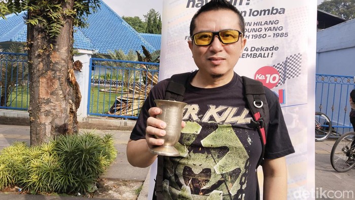 Piala pertama lomba kereta peti sabun pertama tahun 1950 yang jadi kenangan keluarga Adiwilaga