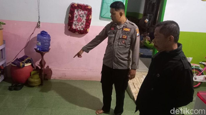 Polisi melakukan oleh TKP di rumah bendahara desa di Probolinggo setelah dirampok