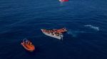Potret Kapal Kayu Migran Terombang-ambing di Laut Mediterania