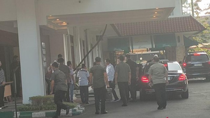 Presiden RI Jokowi (kemeja putih, depan mobil) saat sampai di pintu lobi samping Hotel Salak, Kota Bogor, Jawa Barat, untuk menghadiri peringatan 1 Dekade Bara JP, Minggu (18/6/2023). ANTARA/Linna Susanti