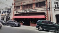 Terletak di Kesawan, Tip Top jadi restoran legendaris paling populer di Medan. Restoran ini jadi destinasi wisata yang populer sejak dulu dan terkenal dengan interior ala zaman kolonial. Foto: Sudrajat / detikcom