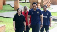 Ketua Umum Partai Demokrat Agus Harimurti Yudhoyono (AHY) dan Ketua DPP PDI Perjuangan (PDIP) Puan Maharani bertemu di Plataran Hutan Kota, Senayan, Jakarta Pusat. Keduanya terlihat berjalan dan bersalaman menuju tempat konferensi pers. 