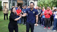 AHY dan Puan tampak melakukan salam komando. 