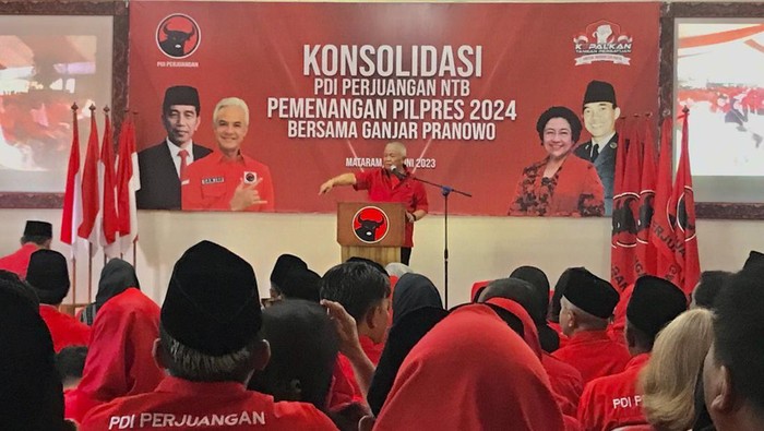 Sambutan Ketua DPD PDIP NTB Rachmat Hidayat saat konsolidasi pemenangan Ganjar Pranowo di Kantor DPD PDIP NTB pada Minggu (18/6/2023).