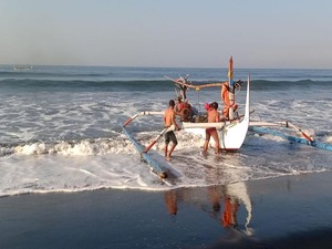 Perahu Nelayan Terbalik di Perairan Yeh Kuning Jembrana