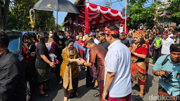 Sandiaga sambut langsung Megawati di Pesta Kesenian Bali (Wildan/detikcom).