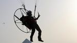 Serunya Terbang di Atas Piramida Giza dengan Paramotor