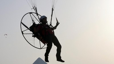 Serunya, Paramotor di Atas Piramida Giza