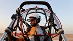 Serunya Terbang di Atas Piramida Giza dengan Paramotor