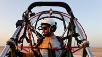 Aktivitas paramotor dapat lepas landas dari tempat rendah dan terbang dengan didorong baling-baling yang digerakkan dengan mesin. Baling-baling inilah yang mendorong pilot hingga akhirnya bisa lepas landas, atau istilahnya powered paragliding. 