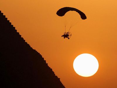 Serunya Terbang di Atas Piramida Giza dengan Paramotor