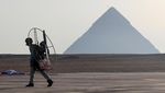 Serunya Terbang di Atas Piramida Giza dengan Paramotor