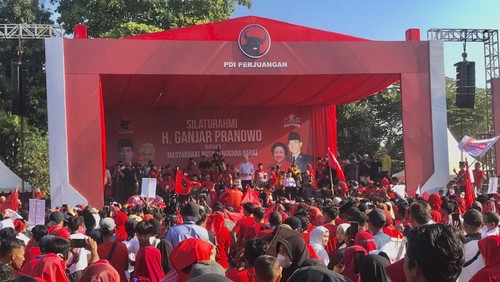 Silaturahmi bacapres PDIP Ganjar Pranowo di Lombok Timur, NTB, dihadiri puluhan ribu kader, simpatisan, pendukung, dan pimpinan parpol koalisi, Minggu (18/6/2023).