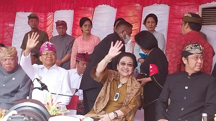 Soekarnoputeri saat sambutan dalam acara Pesta Kesenian Bali ke-45 di Denpasar, Minggu (18/6/2023). (Rizki Setyo Samudero)