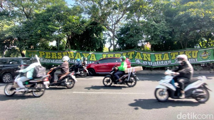 Spanduk Bonek Hari ini merupakan Hari Ulang Tahun (HUT) ke-96 Persebaya Surabaya. Spanduk Persebaya dan Bonek bertebaran di kota tercinta.