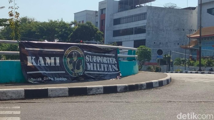 Spanduk Bonek Hari ini merupakan Hari Ulang Tahun (HUT) ke-96 Persebaya Surabaya. Spanduk Persebaya dan Bonek bertebaran di kota tercinta.