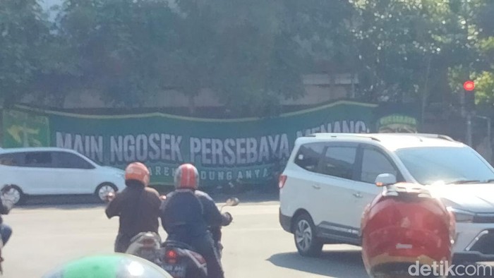 Hari ini merupakan Hari Ulang Tahun (HUT) ke-96 Persebaya Surabaya. Spanduk Persebaya dan Bonek bertebaran di kota tercinta.