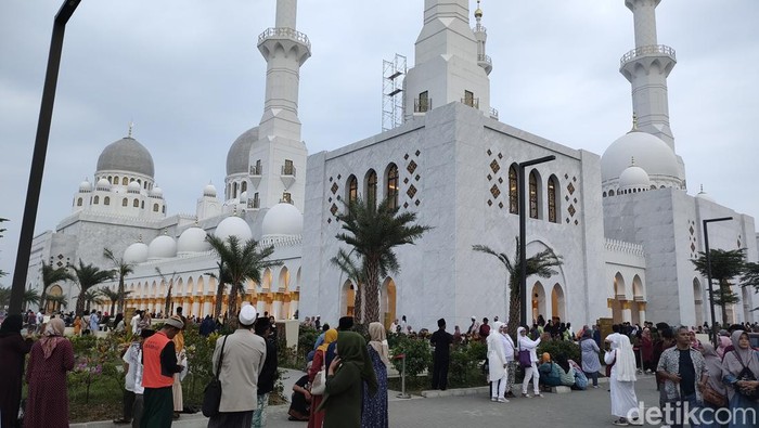 Suasana di Masjid Raya Sheikh Zayed Solo, Minggu (18/6/2023) sore.
