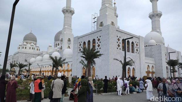 Suasana di Masjid Raya Sheikh Zayed Solo, Minggu (18/6/2023) sore.