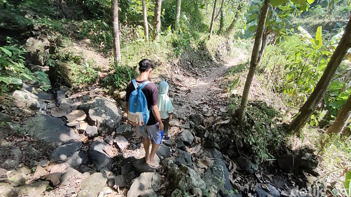 Sulitnya akses menuju kampung mati di Dusun Watu Belah, Kalurahan Sidomulyo, Kapanewon Pengasih, Kulon Progo, Jumat (16/6/2023). Sulitnya akses menuju kampung mati di Dusun Watu Belah, Kalurahan Sidomulyo, Kapanewon Pengasih, Kulon Progo, Jumat (16/6/2023).
