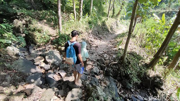 Sulitnya akses menuju kampung mati di Dusun Watu Belah, Kalurahan Sidomulyo, Kapanewon Pengasih, Kulon Progo, Jumat (16/6/2023).