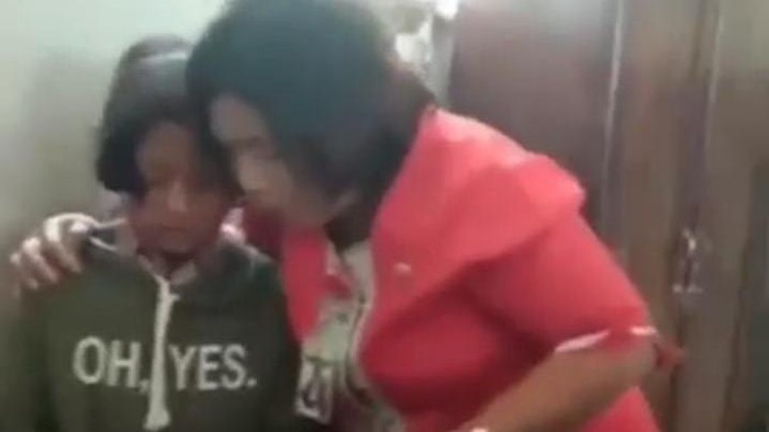 Tangkapan layar video viral siswi di Taput berjualan mi untuk membeli sepatu baru