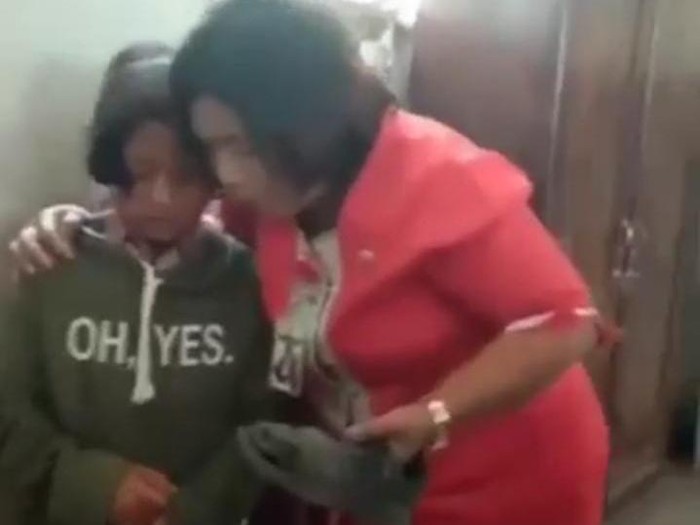 Tangkapan layar video viral siswi di Taput berjualan mi untuk membeli sepatu baru