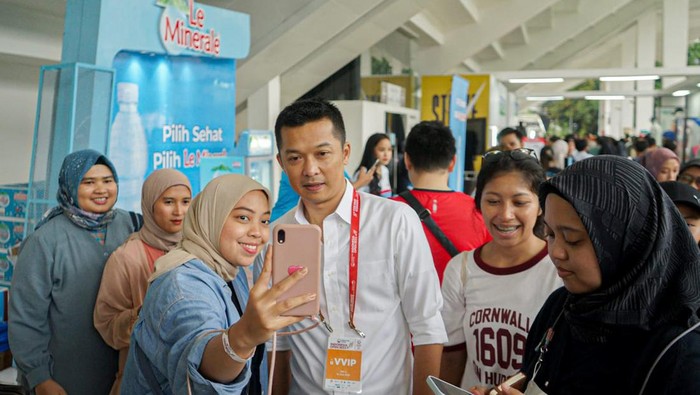 Taufik Hidayat di Indonesia Open 2023 Taufik Hidayat melayani untuk berfoto bersama di Indonesia Open 2023.