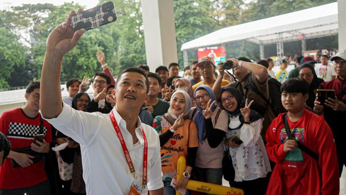 Taufik Hidayat di Indonesia Open 2023 Taufik Hidayat melayani untuk berfoto bersama di Indonesia Open 2023.