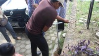 Lubang biopori punya konsep yang sama dengan sumur resapan, hanya saja lebih sederhana dan bisa diterapkan di rumah, khususnya di bawah pepohonan. Sebab, lubang biopori di bawah pepohonan mempermudah proses penyerapan air ke dalam tanah. Lubang biopori dapat dibuat menggunakan pipa paralon (PVC) diameter 4 inch dengan kedalaman 1 meter. Tanah dilubangi dengan alat pelubang tanah. Jika tanah terlalu keras, basahi dulu agar mudah dilubangi. Pipa yang sudah dilubangi dengan alat bor pada sekelilingnya lalu dimasukkan ke dalam lubang tanah tersebut. Pipa dapat diisi dengan sampah organik seperti dedaunan, kulit buah, dan sebagainya, sekaligus sebagai pengomposan. Foto: Warga mencoba menggunakan alat biopori. (PkM Teknik Lingkungan Itera)