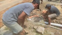 Sederhananya, pembuatan sumur resapan sama seperti pembuatan sumur pada umumnya. Bedanya, lokasi yang dipilih sebaiknya berada di tempat yang muka air tanahnya relatif dalam. Jika dangkal, air tanah justru keluar, bukan meresap.Sumur resapan juga ditambahkan ijuk dan bebatuan di dasar sumur yang sedalam 3 meter dan diameter 70 cm. Fungsinya membantu filter air dan jadi media peresap. Lebih baik lagi jika menggunakan jenis sumur yang memiliki lubang-lubang di sekelilingnya sehingga proses peresapan air ke dalam tanah jadi lebih cepat. Foto: Pembangunan sumur resapan di Kantor BKAD Citra Suwu Sembada. (PkM Teknik Lingkungan Itera)