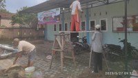 Sumur resapan dan lubang biopori menjadi strategi skala komunal maupun rumah tangga untuk meningkatkan konservasi air tanah atau menambah cadangan air tanah. Sebab, sebagian besar warga menggunakan air tanah atau air sumur sebagai sumber air sehari-hari.Harapannya, saat musim kemarau, masih ada cadangan air yang tersedia dalam jangka panjang. Sementara itu, dalam waktu dekat, daerah resapan air jadi bertambah. Konservasi air tanah juga dapat dilakukan pada daerah yang tergenang air sehingga bantu tanah meresapkannya. Foto: Pembuatan talang air untuk sumur resapan. (PkM Teknik Lingkungan Itera)