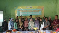 Mahasiswa memandu proses demonstrasi pembuatan lubang biopori kepada warga sebagai bentuk implementasi teori di perkuliahan. Dalam sesi sosialisasi dan demonstrasi, warga menengok lebih jauh pembuatan sumur resapan dan lubang biopori untuk diterapkan di rumah masing-masing.Kami sangat berterima kasih kepada tim dari Itera. Dengan adanya kegiatan ini, kami mendapatkan informasi baru. Dan kami akan berencana untuk mensosialisasikan kepada warga lainnya, kata Sari, Sekretaris Kantor Koperasi Pemberdayaan Mandiri, Desa Sukoharjo III Barat.Tim PkM Teknik Lingkungan ini digawangi Resarizki Utami, ST MSi, Nabila Putriyandri Alifa, ST MSc, Nurul Mawaddah, ST MT, dan Fajriharish Nur Awan, ST MSi, dan mahasiswa M Gaizka Aulia Putra, Domi Saka Septyan, Nadilah Safitri, dan Shafira Andriyani, serta didukung Kantor Badan Kerjasama Antar Desa (BKAD) Citra Sewu Sembada yang diwakili Sekretaris BKAD Bambang Budiarto. Foto: PkM Teknik Lingkungan Itera