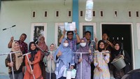 Ketua Tim PkM Teknik Lingkungan Itera Mutiara Fajar, ST MT menjelaskan, sosialisasi dan demonstrasi pembuatan sumur resapan serta lubang biopori dilakukan di Desa Sukoharjo III Barat karena hampir semua warga menggunakan air tanah. Terlebih, air menggenang di desa selama musim penghujan. Harapannya, sumur resapan dan lubang biopori bisa jadi salah satu solusi agar cadangan air tanah bisa terisi kembali.Kegiatan ini merupakan salah satu bentuk tri dharma yang dilakukan, dengan harapan adanya penerapan teori di kuliah dengan praktik di lapangan serta melibatkan masyarakat secara aktif, ungkap Mutiara, ketua tim PkM. Foto: PkM Teknik Lingkungan Itera