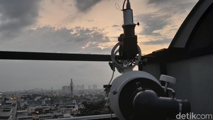 Teleskop Bresser 152 yang digunakan OIF UMSU untuk memantau hilal (Nizar Aldi/detikSumut)