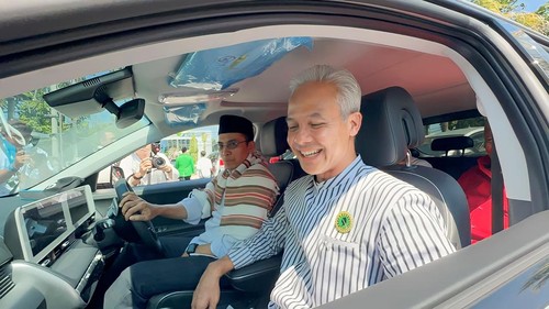 Momen Ketua Harian Partai Perindo TGB Zainul Majdi sopiri Ganjar Pranowo di Mataram, Minggu (18/6/2023).