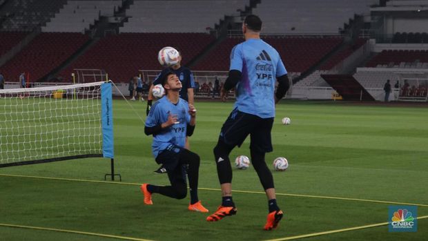 Tim Nasional (Timnas) Argentina menjalani latihan kedua di Stadion Utama Gelora Bung Karno (GBK), Minggu (18/6/2023) menjelang FIFA Matchday kontra Indonesia pada Senin (19/6/2023). (CNBC Indonesia/Rindi Salsabilla)