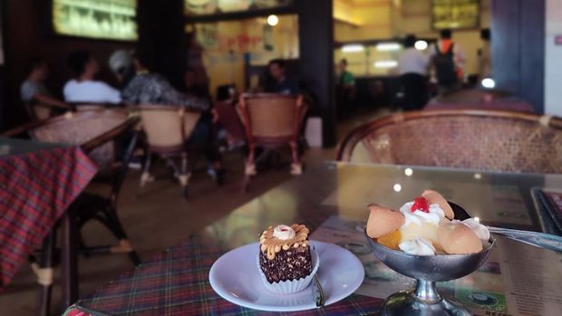 Selain roti dan kue, restoran legendaris Tip Top di kawasan Kesawan Medan juga menjual aneka es krim dari susu murni