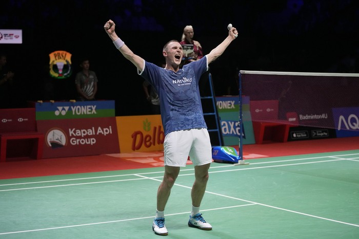 Denmarks Viktor Axelsen celebrates after defeating Indonesias Anthony Sinisuka Ginting during their mens singles final match at Indonesia Open badminton tournament at Istora Senayan Stadium in Jakarta, Indonesia, Sunday, June 18, 2023. (AP Photo/Dita Alangkara)