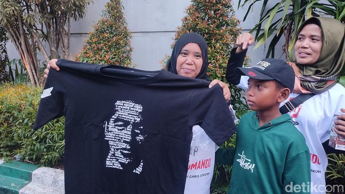 Warga Dapat Baju Jokowi
