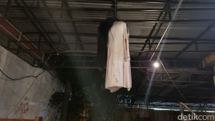 Warkop Keluarga Setan alias Warkop Ketan di Jalan Gadung, Wonokromo, Surabaya.