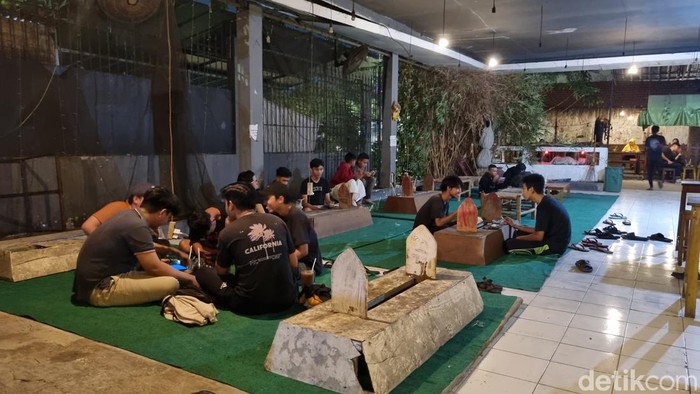 Warkop Keluarga Setan alias Warkop Ketan di Jalan Gadung, Wonokromo, Surabaya.